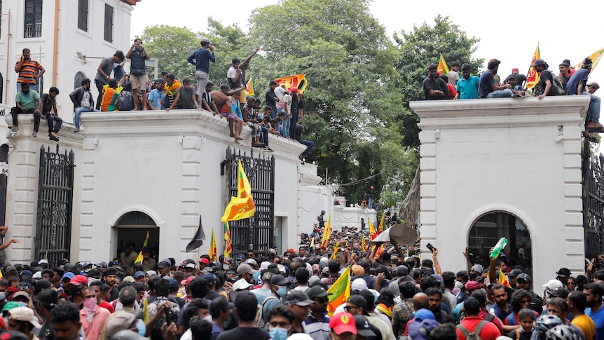 Sri Lankan protesters attack homes of President and PM as pair promise to resign - ABC News