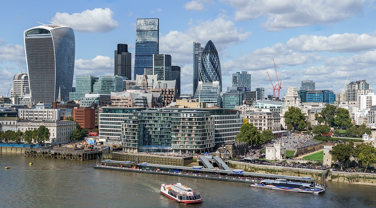 1280px-City_of_London_skyline_from_London_City_Hall_-_Sept_2015_-_Crop_Aligned