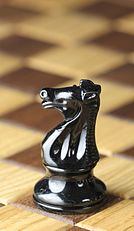 https://upload.wikimedia.org/wikipedia/commons/thumb/f/ff/Chess_piece_-_Black_knight.JPG/134px-Chess_piece_-_Black_knight.JPG