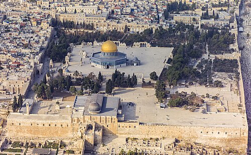 https://upload.wikimedia.org/wikipedia/commons/thumb/d/dc/Jerusalem-A-Quds-2013%282%29-Aerial-Al-Aqsa_Mosque_Compound-%28south_exposure%29.jpg/500px-Jerusalem-A-Quds-2013%282%29-Aerial-Al-Aqsa_Mosque_Compound-%28south_exposure%29.jpg
